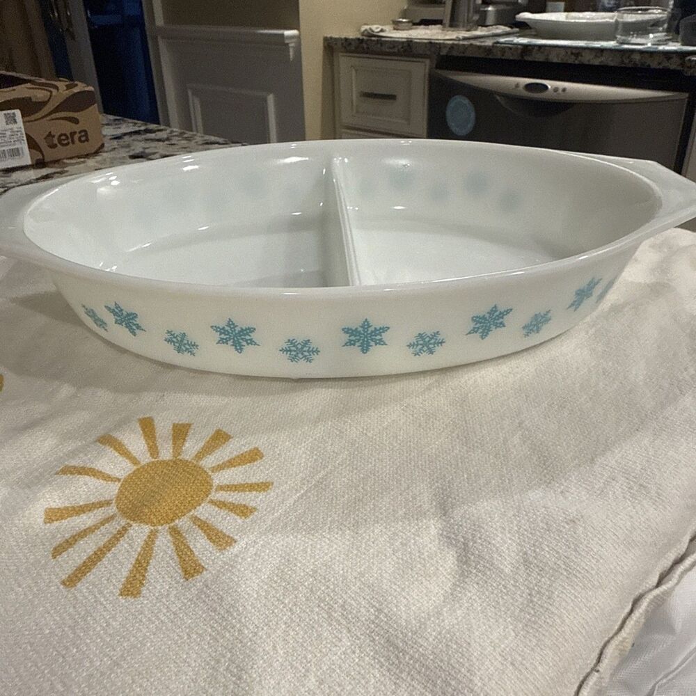 PYREX Casserole 1 1/2 Qt Snowflake White Oval Divided Dish No Lid Vintage